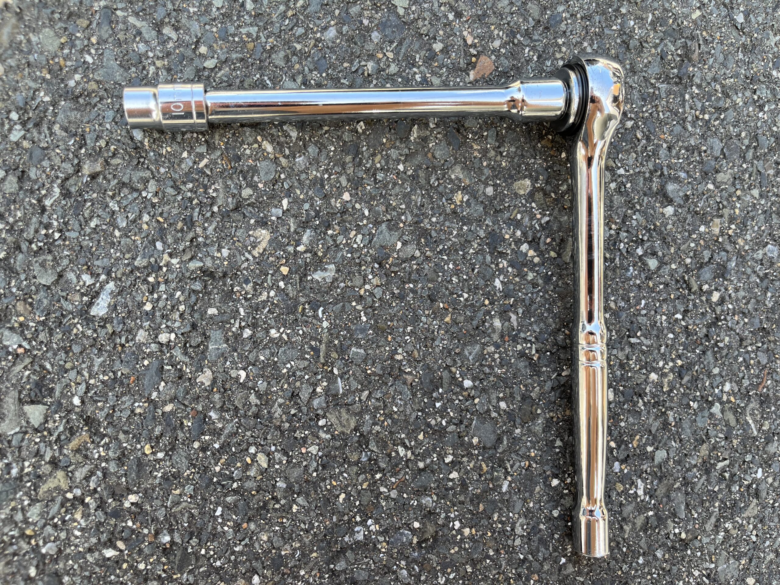 シート取り外しに使った10mmソケットレンチ